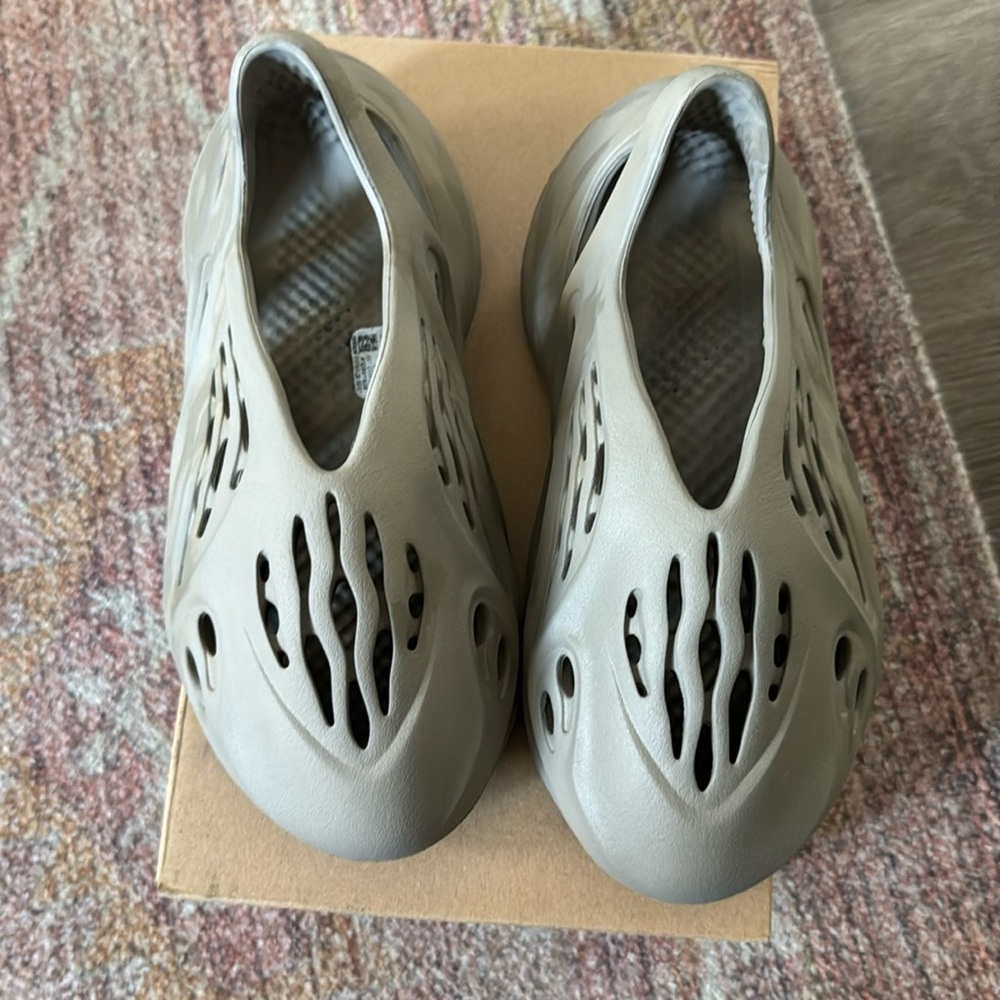Adidas Yeezy foamrunner size 5
